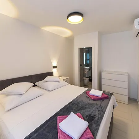 Apartment Cozy In Seget Donji With Wifi Trogir