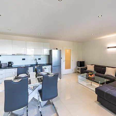 Apartment Beautiful In Seget Donji With Kitchen Trogir